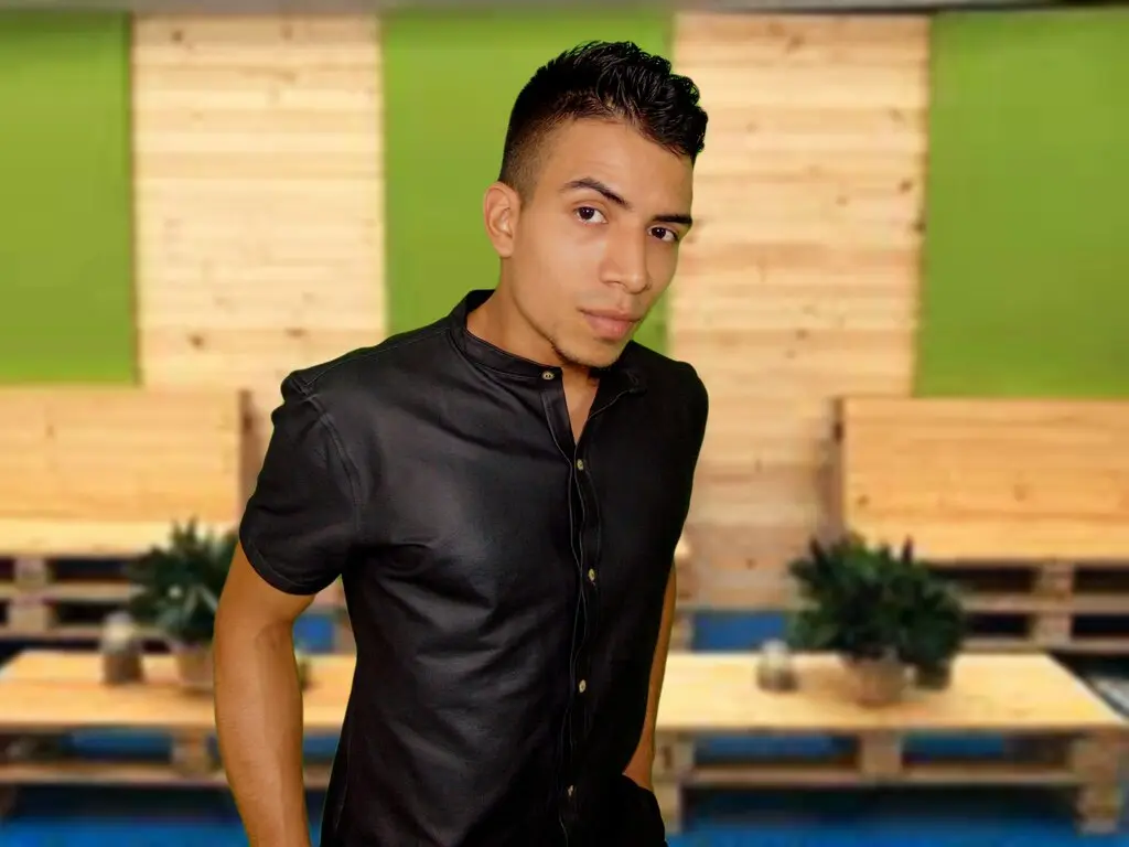 View SEXYLATINBOY94 Fuck Vids and Pics